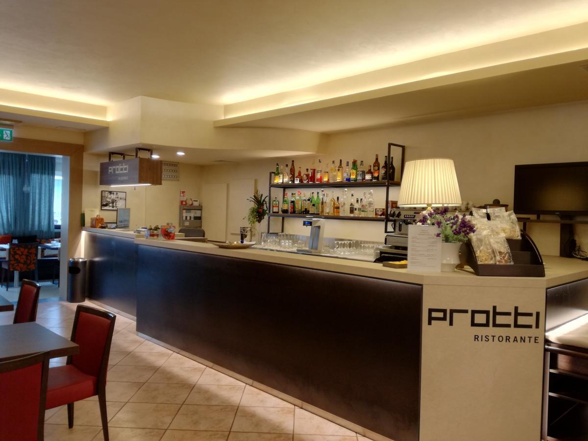 Albergo Ristorante Protti Каттолика Экстерьер фото